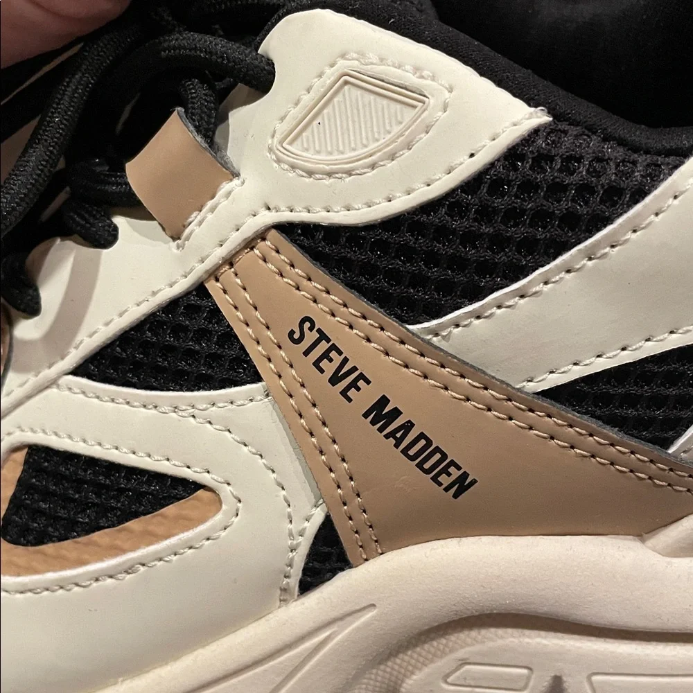 Steve Madden Cream and Black Women’s size 9 Sneakers - Picture 4 of 5
